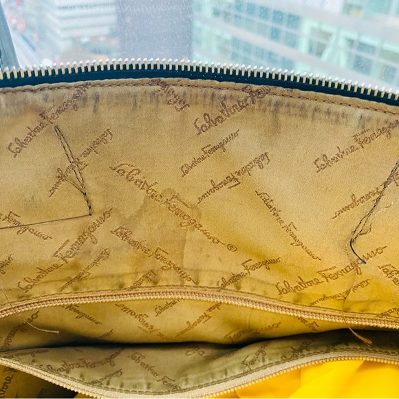 Salvatore Ferragamo Large “speedy” style patent leather bag - Picture 13 of 16